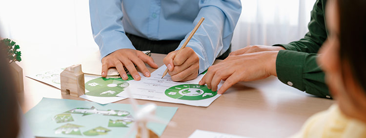 Mains de personnes entrain de travailler