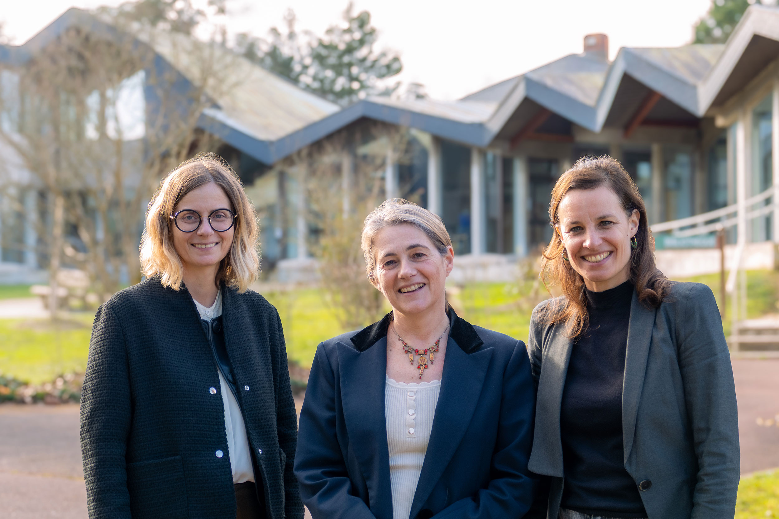 Le comité de direction de l’INTEFP : 100 % féminin. De gauche à droite : Mélanie Burlet, directrice de l'Innovation et des Partenariats, Géraldine Bofill, directrice de l'INTEFP et Camille Leonardi, Secrétaire générale.