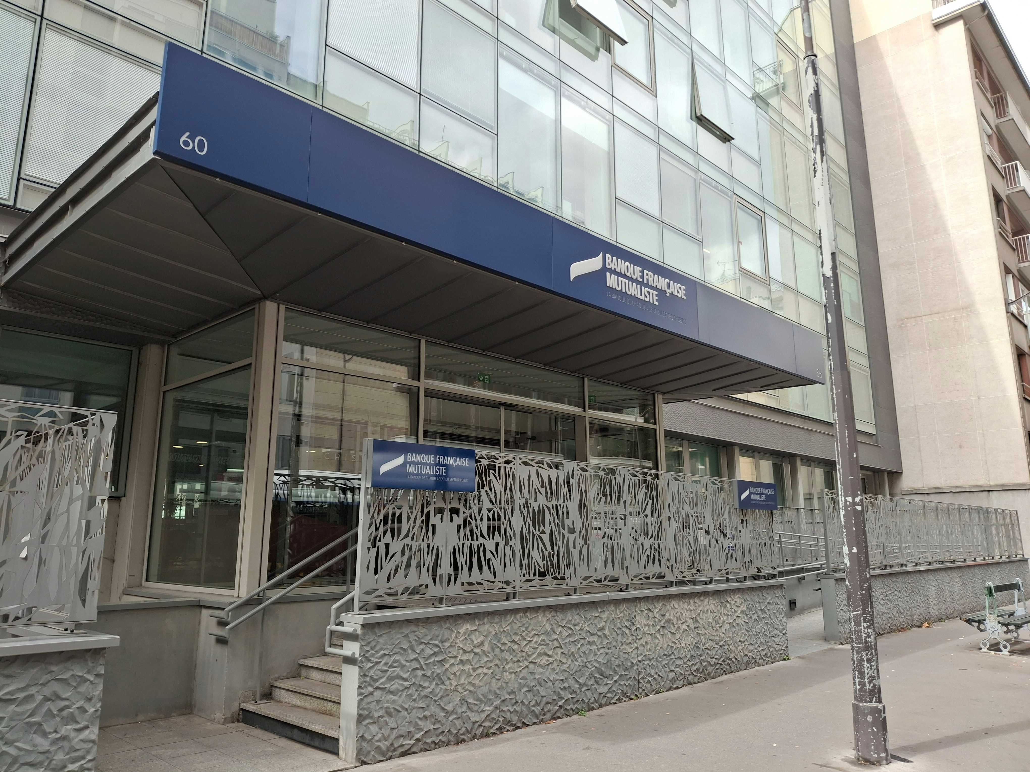 Bâtiment banque française mutualiste Paris