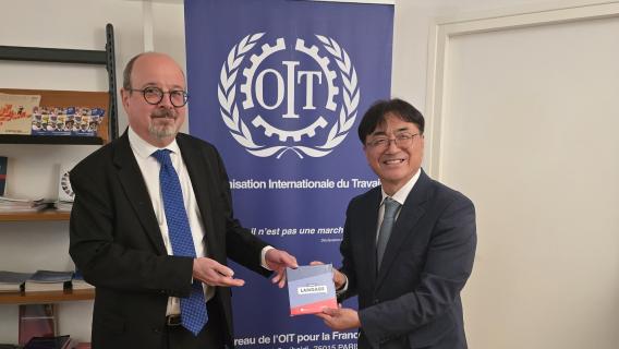 L'outil Format langage remis à la délégation sud-coréenne.